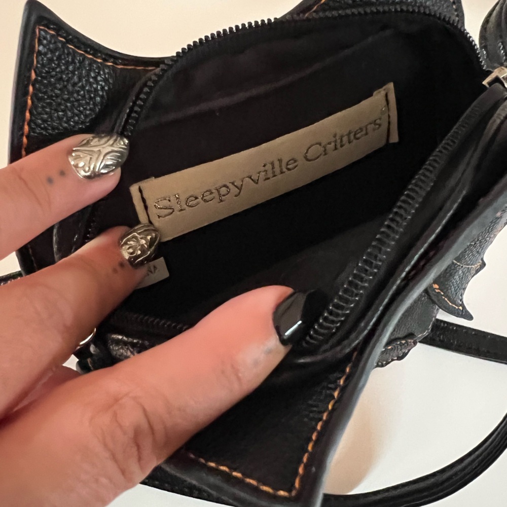 Black Bat-Shaped Crossbody Bag - Picture 3 of 7